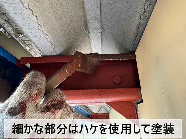 細かな部分の塗装はハケを使用して行っています