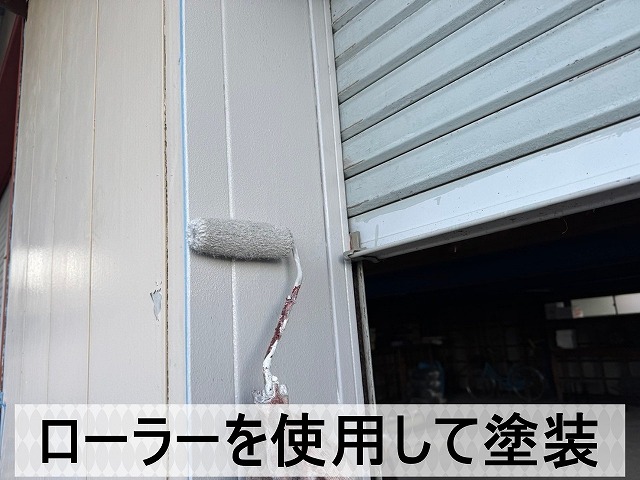 ローラーを使用してムラが無いように塗装