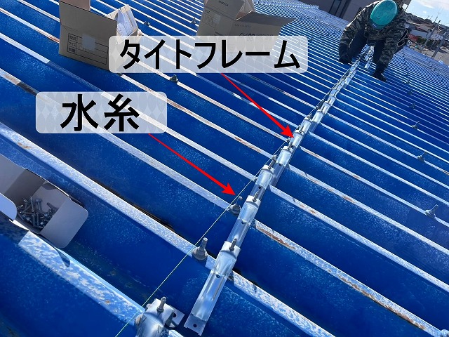 水糸を張りタイトフレームをまっすぐに並べているところ