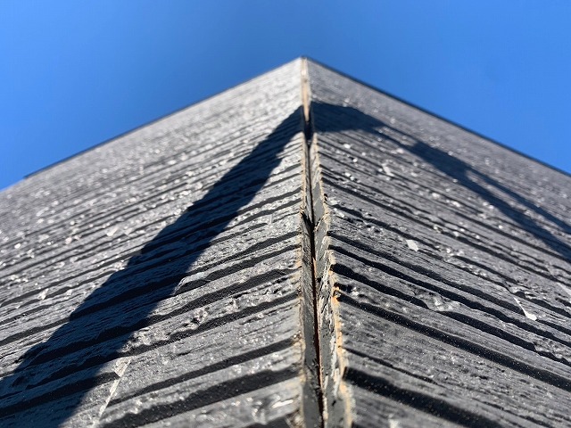 福島県いわき市　亀裂が発生した外壁目地のシーリングを剥がした状態