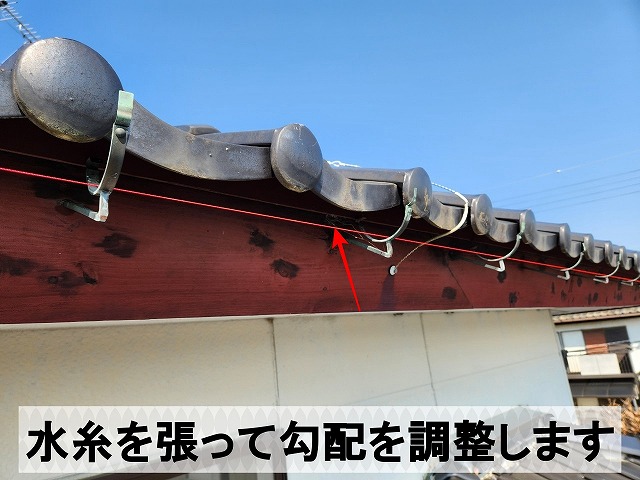 水糸を張って雨樋の勾配を調整しているところ