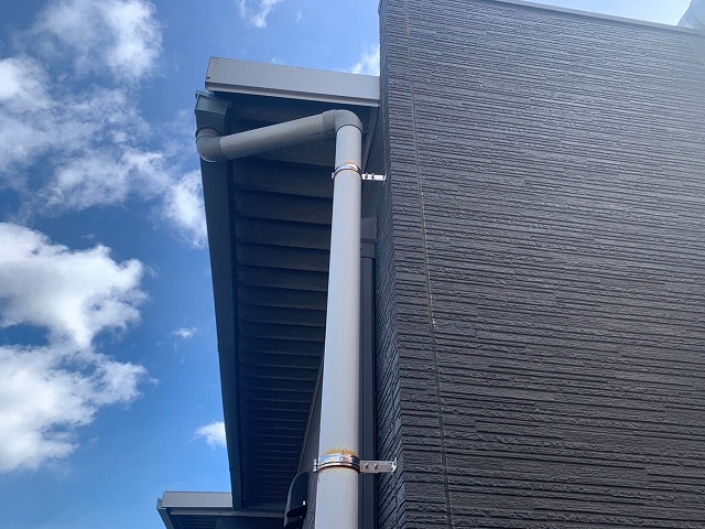 福島県いわき市　雨樋の金具を錆びにくいステンレスのものに交換した状態