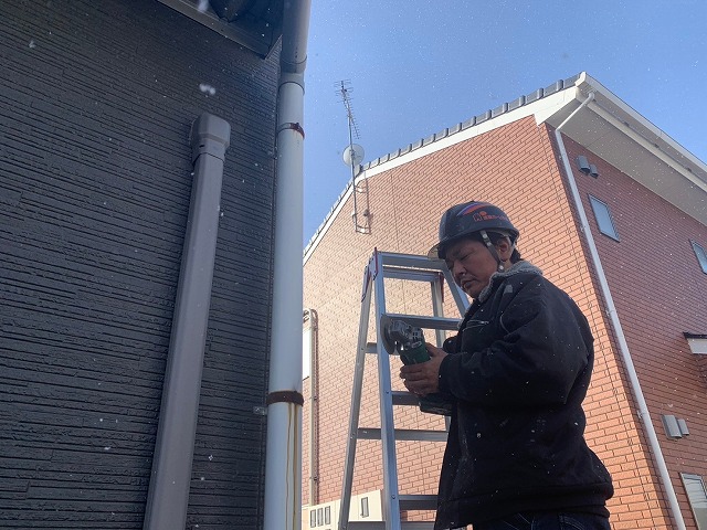 福島県いわき市　錆び付いてしまった竪樋の金具交換