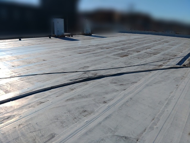 雨漏りが発生している医療施設の陸屋根