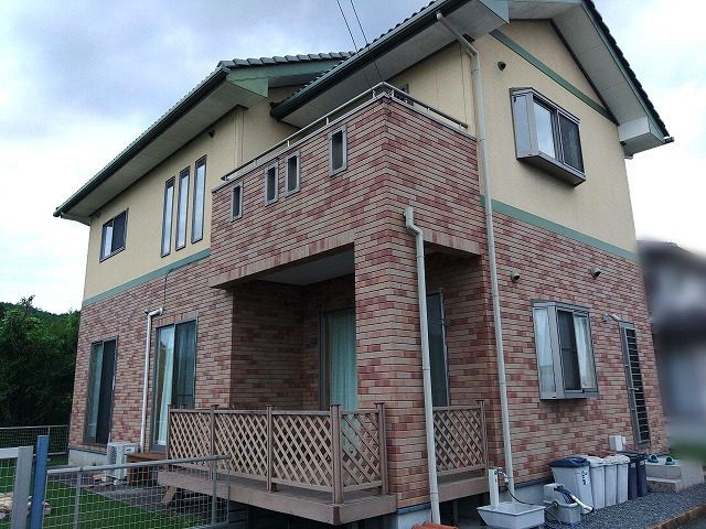 経年劣化により外壁が色あせている状態