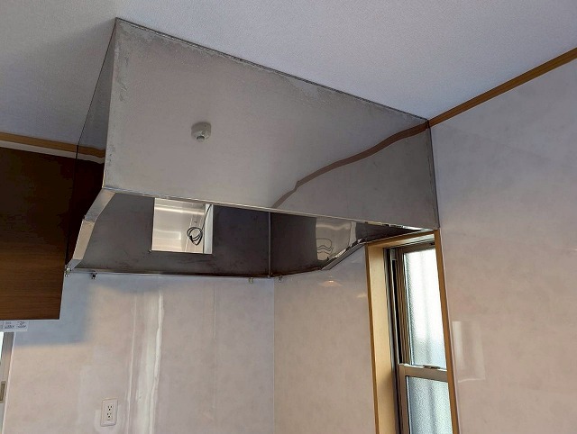 新しいキッチンフードの取り付け工事を行った状態