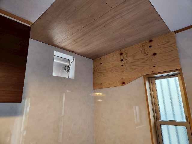 フードを取り付ける部分には下地を取り付けた状態