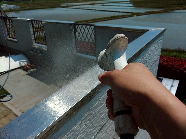 ベランダの笠木部分に散水試験を行っている状態