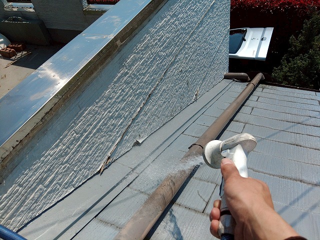 屋根の水切り部分に散水試験を行っている状態