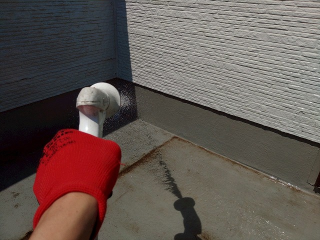 ベランダ防水の立ち上がり部分に散水試験を行っている状態