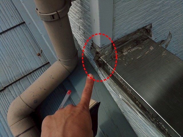 笠木と外壁の取り合い部分のシーリングに亀裂が出来ている