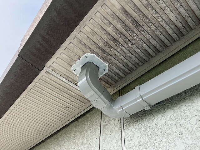 流れが悪くなった箱樋に新しくドレンを設置した状態