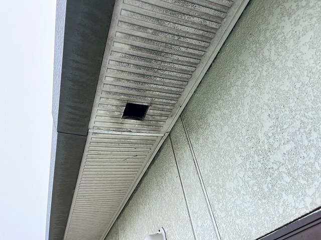 新しくドレンを取り付けるために箱樋部分に穴を空けた状態