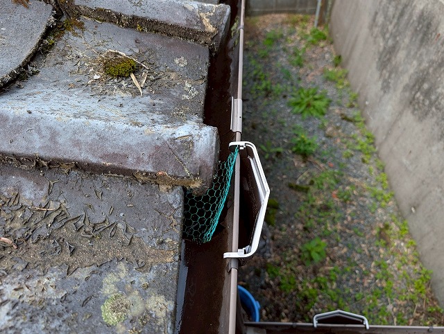 福島県いわき市　雨樋に詰まっているものの掃除作業を実施