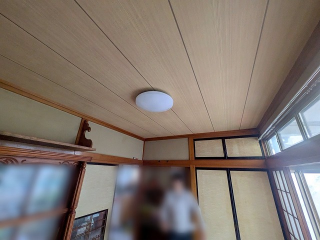 雨漏りしていた天井にクロスを貼った状態