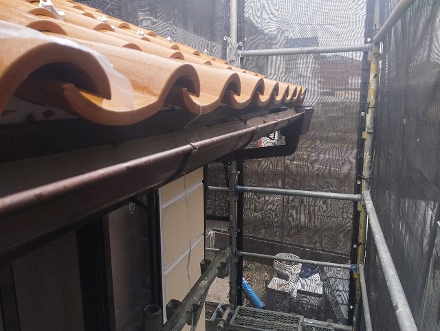 福島県いわき市　金具を新しいものに取り換えて既存の雨樋を取り付けた雨樋部分