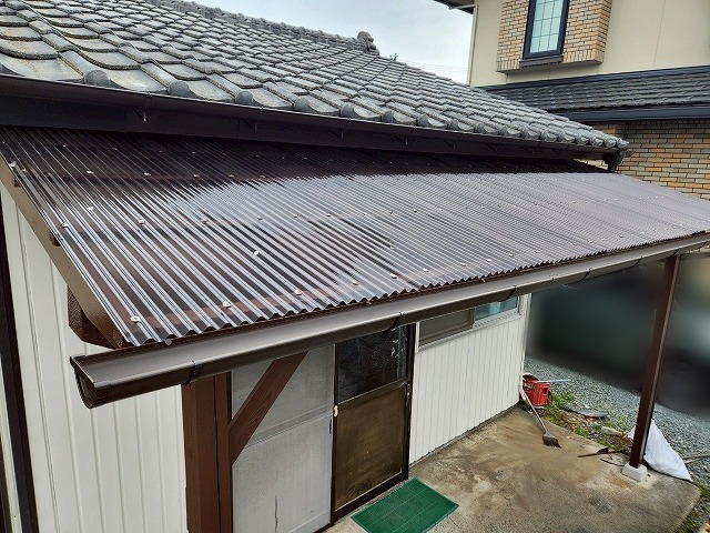 福島県いわき市　波板屋根の交換・土台の補修・外壁塗装工事を実施