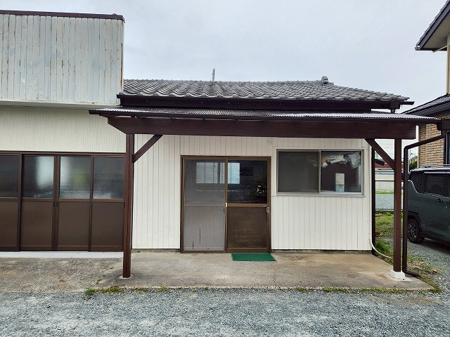 福島県いわき市　波板屋根・外壁塗装・雨どい取り付け工事を実施