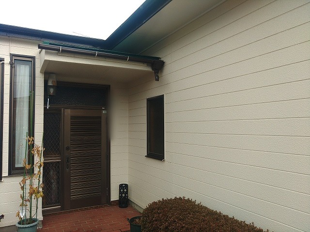 強風により玄関の庇部分の雨樋が外れてしまった状態