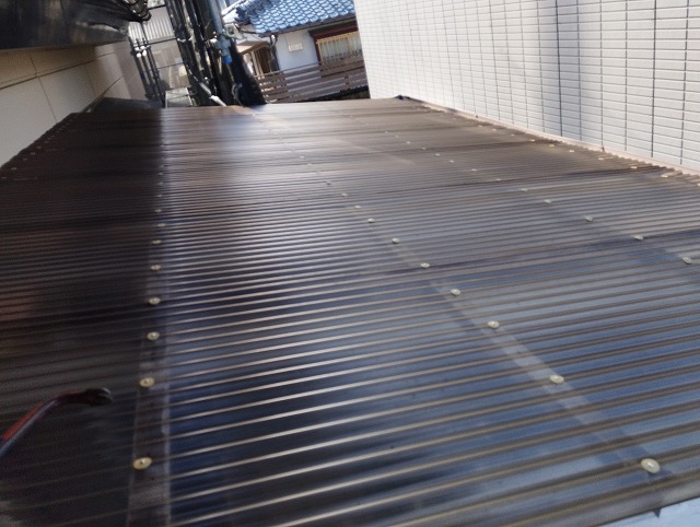 福島県いわき市　強風により一部の波板が外れ傷んでいる波板屋根