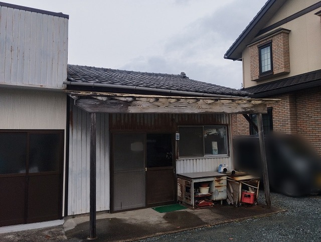 いわき市にて傷んだ波板屋根の調査依頼。柱が抜けて外壁も劣化している状態