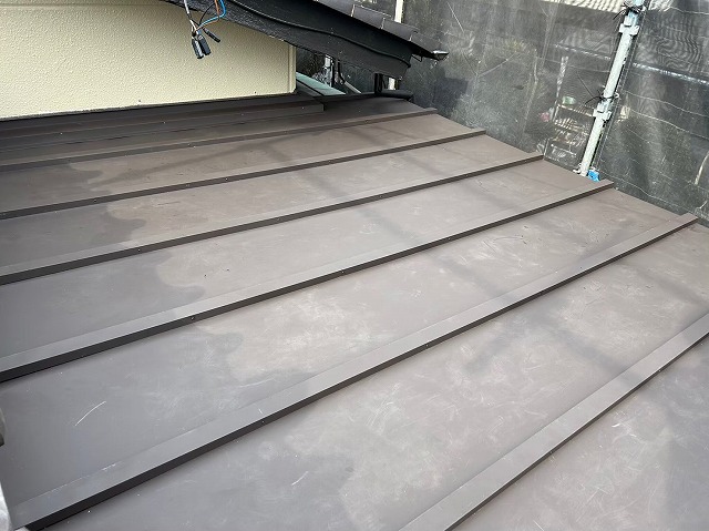 福島県須賀川市　劣化した板金屋根にカバー工事を行った状態