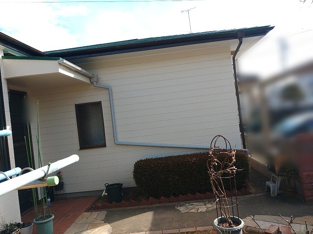 接着剤が劣化していた雨樋部分を交換した状態