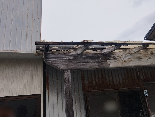 福島県いわき市　波板の一部が破損してボロボロの状態