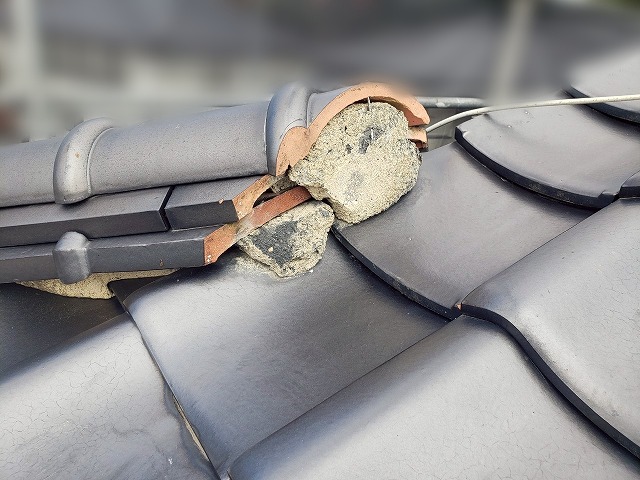 福島県郡山市　漆喰部分が剥がれて隙間ができている状態の瓦屋根