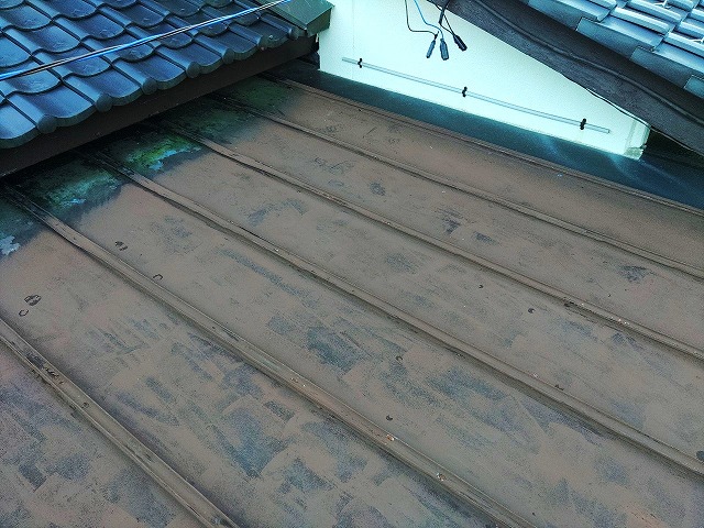 福島県須賀川市　経年劣化により屋根の塗膜が剥がれてしまってる状態