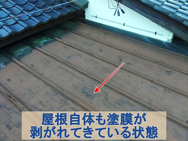 福島県須賀川市　経年劣化により屋根の塗膜が剥がれてしまってる状態