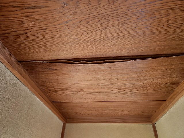 福島県三春町　雨漏りにより一部が剥がれてしまっている状態の天井