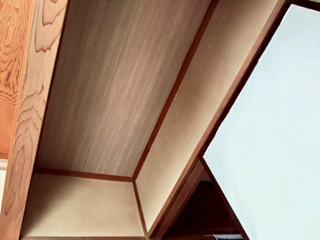 福島県三春町　天井に新しくクロスを貼り補修をした状態