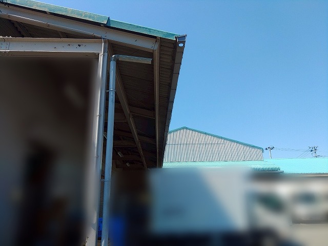 福島県須賀川市　トラックの荷台がぶつかり破損してしまった雨樋