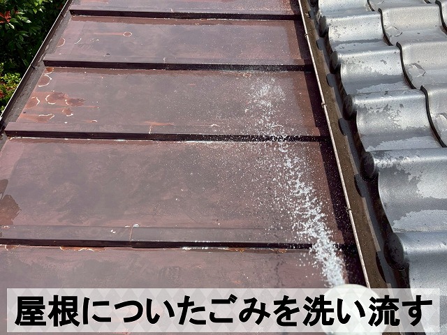 福島県いわき市　屋根についたごみを落とすため水をかけているところ