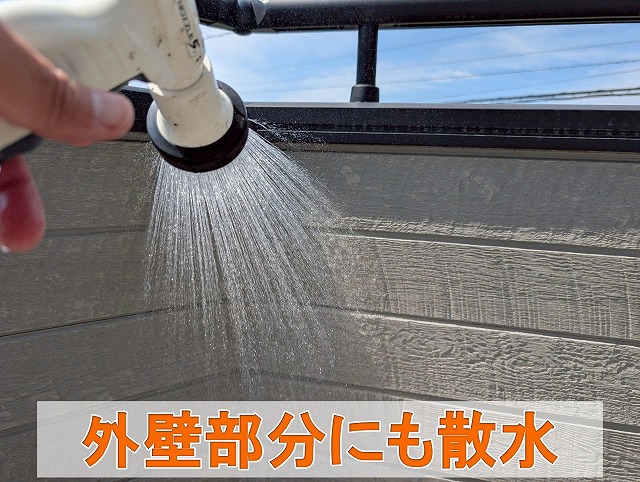 福島県いわき市四倉町　雨漏り調査のために外壁に散水をしているところ