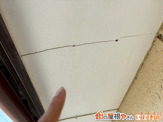 福島県いわき市　軒天に大きな亀裂が発生している状態