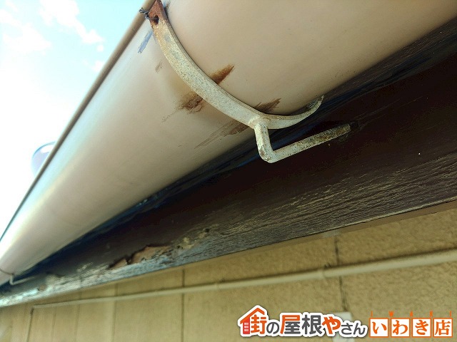 福島県いわき市　鼻隠しが劣化して雨樋が傷んでいる状態