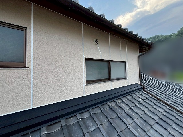 福島県石川郡平田村　新しい雨押え板金を既存の雨押えにカバーした状態