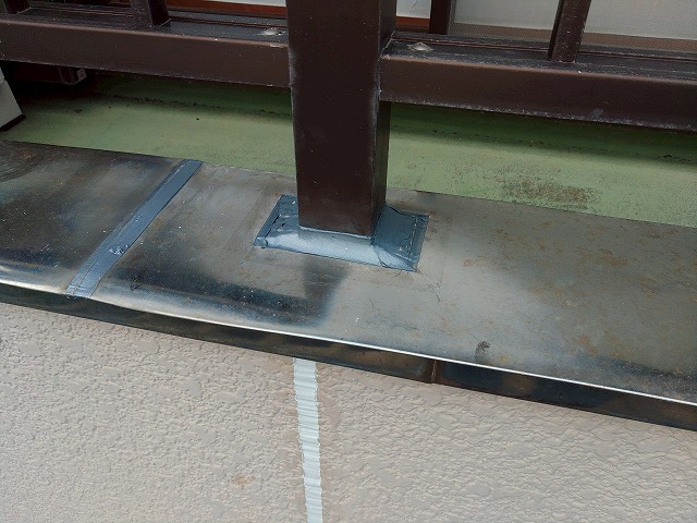 福島県石川郡平田村　劣化して亀裂が出来ていた笠木のシーリングを新しくした状態