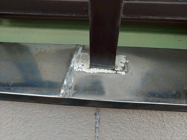 福島県石川郡平田村　劣化してシーリングに亀裂が入ってしまった笠木部分