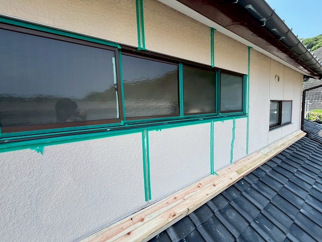 福島県石川郡平田村　雨漏りが発生した原因の外壁などの亀裂の補修作業