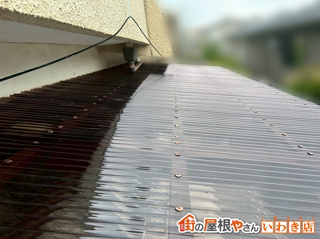 福島県いわき市　日焼けし破損していた波板を新しく耐久・耐候性の高いポリカ波板に変えた状態