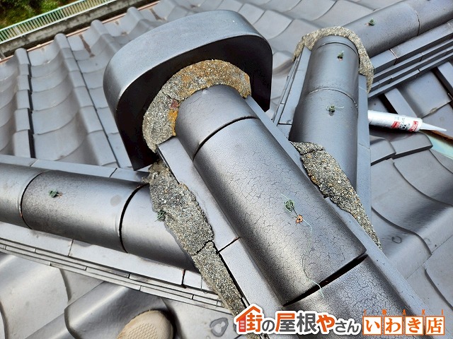 福島県いわき市　瓦屋根の漆喰にひび割れが発生している部分が多々ある状態