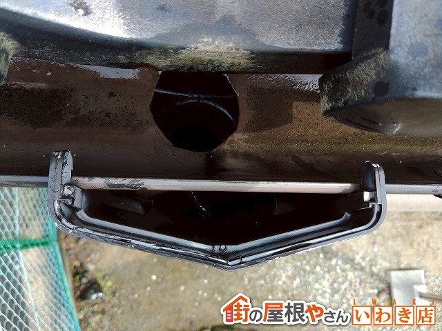 福島県いわき市　雨樋掃除を行い詰まっていた枯葉などを除去した状態