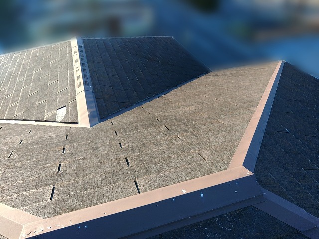 福島県双葉郡広野町　築年数が経ち苔や割れが発生しているスレート屋根