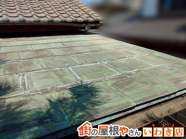 福島県いわき市　経年劣化により緑青と斑点状の錆が発生した銅板屋根