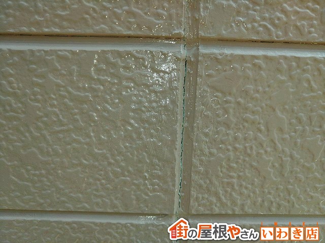 福島県郡山市　外壁の目地部分に亀裂が発生している状態