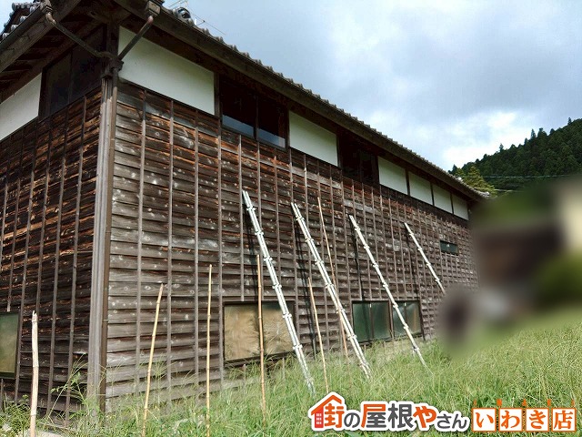 福島県須賀川市　色あせた押縁下見板張りの外壁