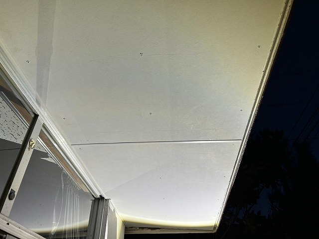 福島県いわき市　新しいケイカル板を取り付け軒天を補修した状態